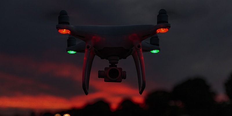 how-a-drone-looks-at-night-with-red-and-green-lights